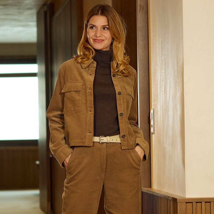 Kurz geschnittene Damen Cordjacke