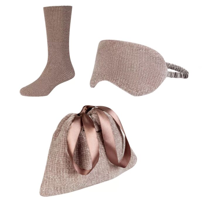 Sac de voyage avec chaussettes douillettes et masque de sommeil pour dames main product photo