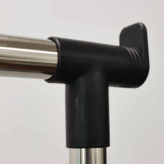 Portemanteau télescopique sur roulettes