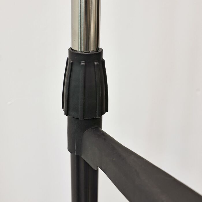 Portemanteau télescopique sur roulettes