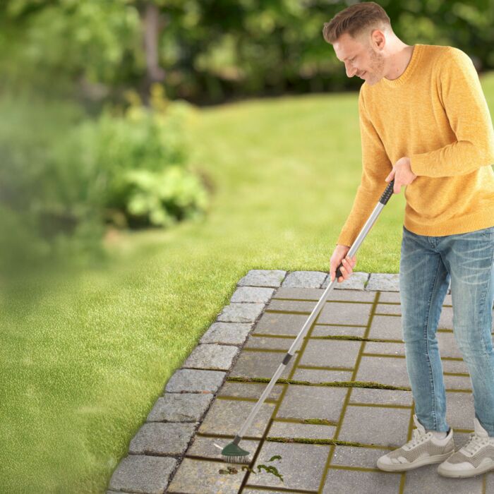 Brosse à joints avec grattoir, poils en V et manche télescopique