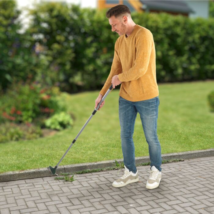 Brosse à joints avec grattoir, poils en V et manche télescopique