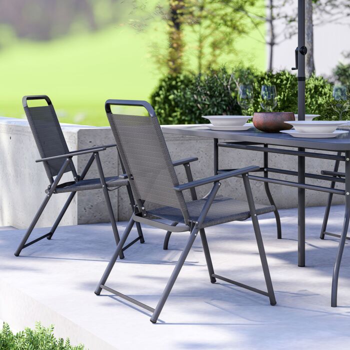 Tisch mit 4 Klappstühlen und Sonnenschirm