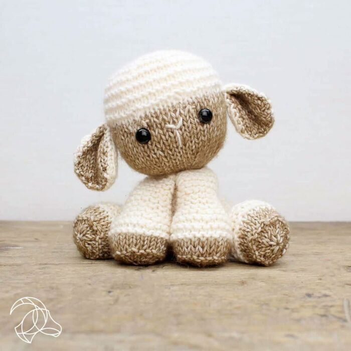 Hardicraft Strickset «Lamm Lore», DIY-Kuscheltier