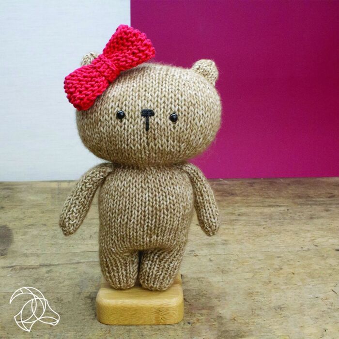 Hardicraft Strickset «Bär Noel», DIY-Set für Kuscheltier ca. 20 cm