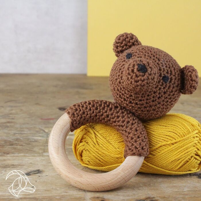 Hardicraft Häkelset «Rassel Bär», DIY-Geschenkidee für Babys, 12 cm