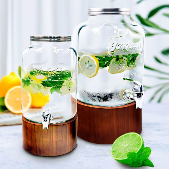 Distributeur de boissons en verre avec robinet, sur socle en bois