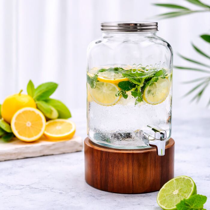 Distributeur de boissons en verre avec robinet, sur socle en bois