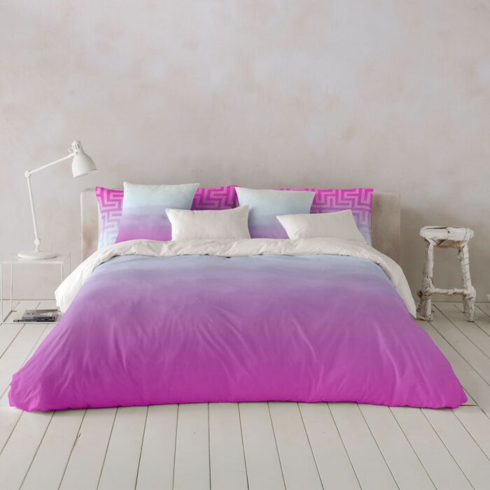 Linge de lit avec dégradé violet-bleu main product photo