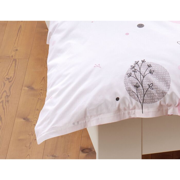 Linge de lit orné de fleurs et de cercles